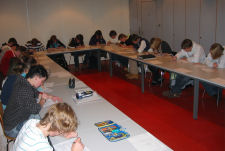 Die Teilnehmer beim Berlin-Lehrgang grbeln ber die 25 Fragen beim Regeltest.